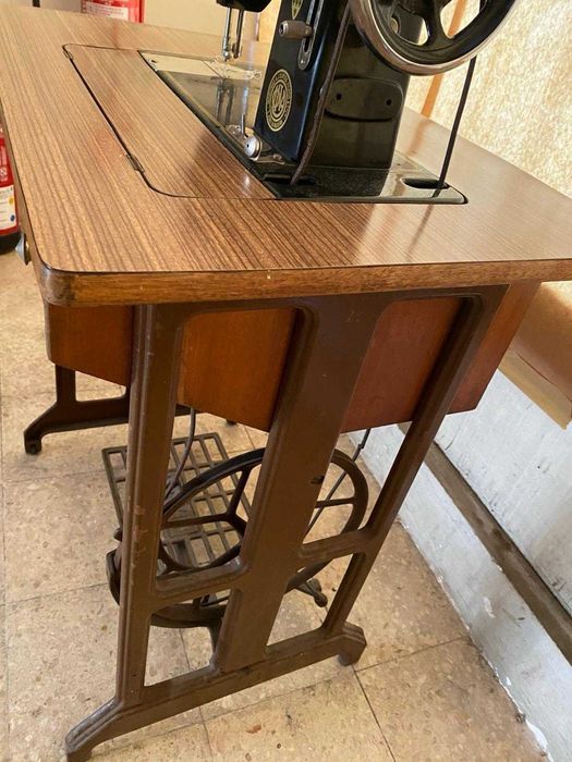 Máquina de Costura OLIVA (Antiga)