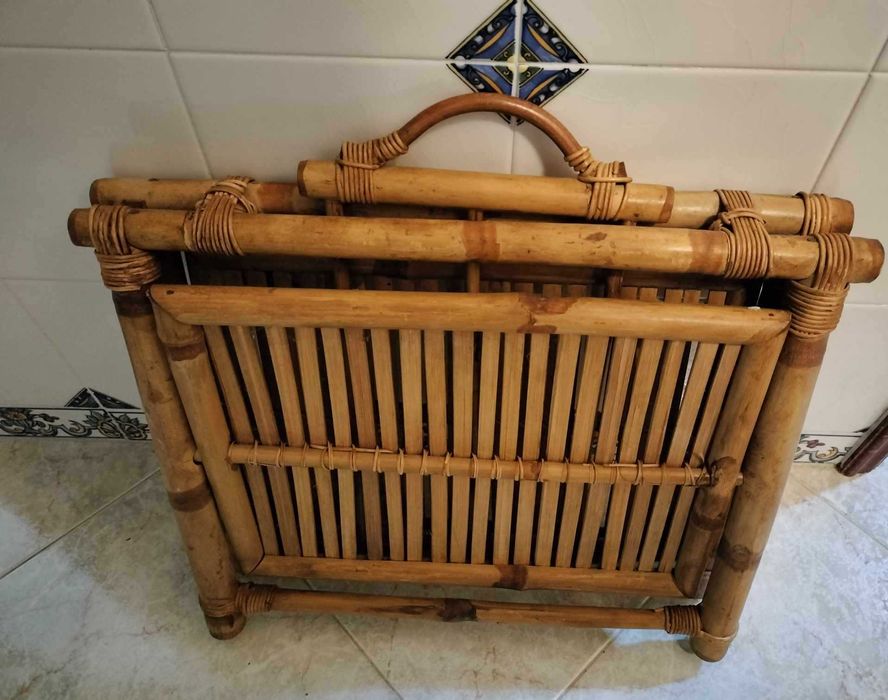 Porta revistas/livros em BAMBU.