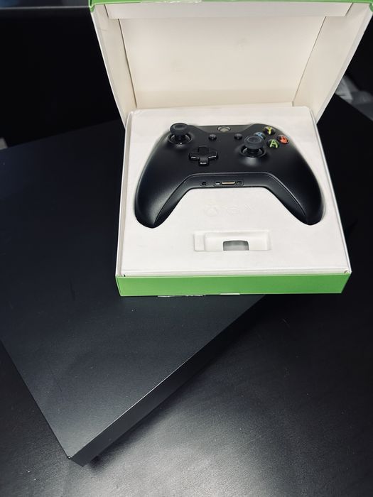 Xbox One X 1TB plus pad