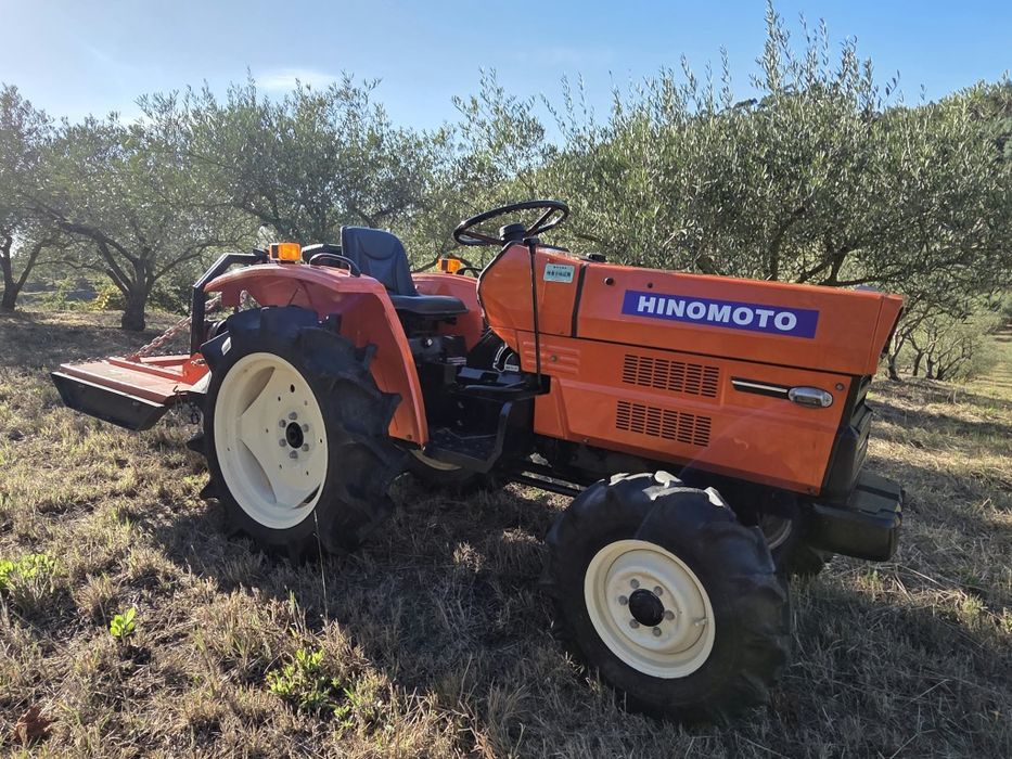 Trator Hinomoto E1804 4x4