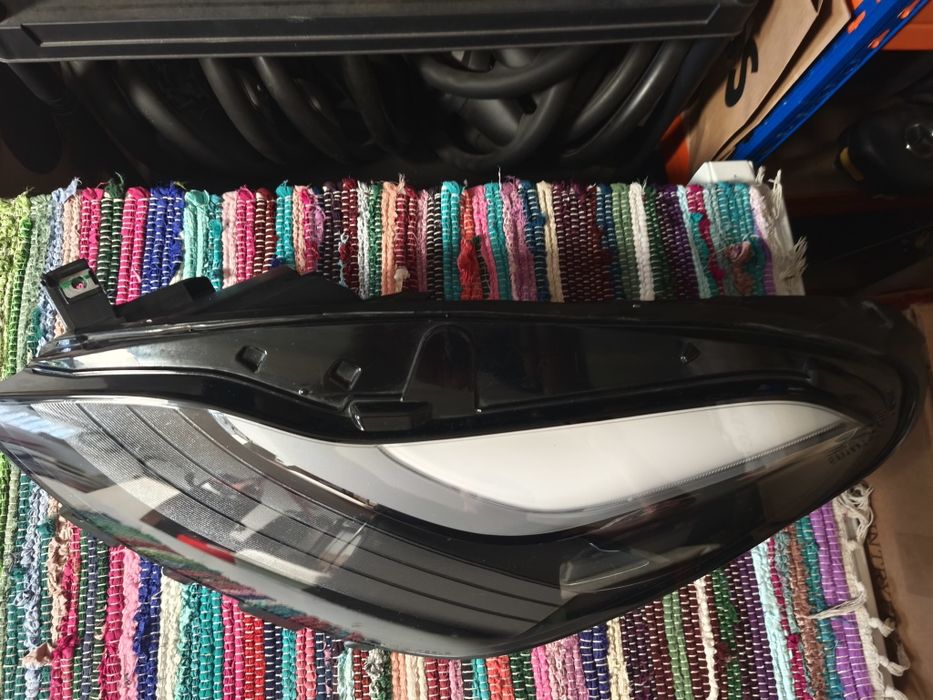 Farol Led esquerdo Tesla model 3 primeira versão
