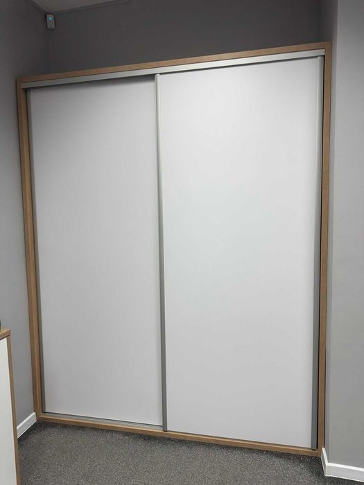 Szafa z drzwiami przesuwnymi – biała + rama dąb, dużo półek