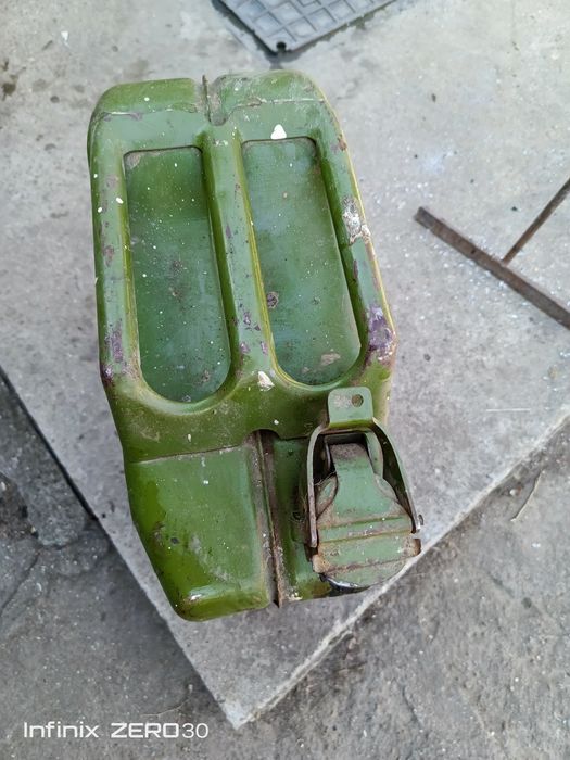 Продам б/у канистру 20 литров из под саляры.