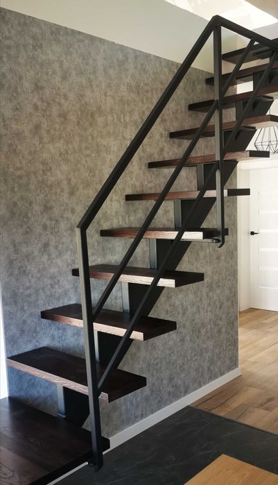 schody wewnętrzne centralna belka , kominkowe balustrada loft