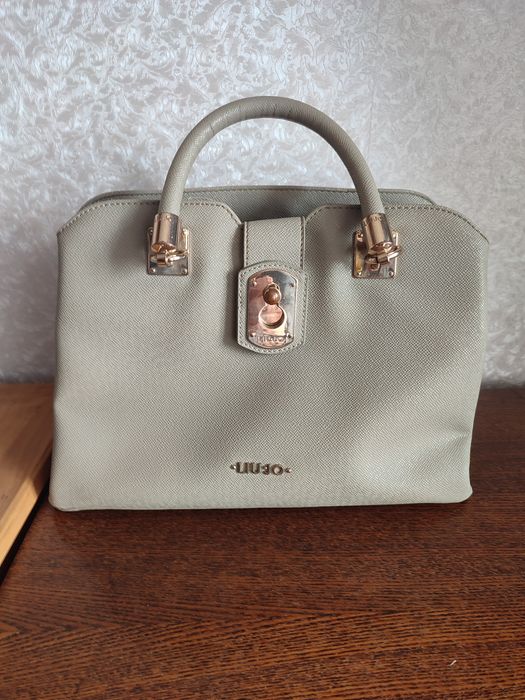 Продаю женские сумки.разные.