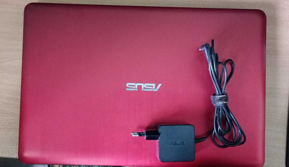 ноут на запчастини ASUS