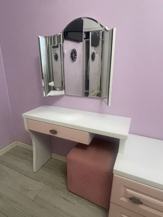 Спальный Гарнітур.Ліжко, Стіл,тумпа, Дзеркало, поличка, пуфік