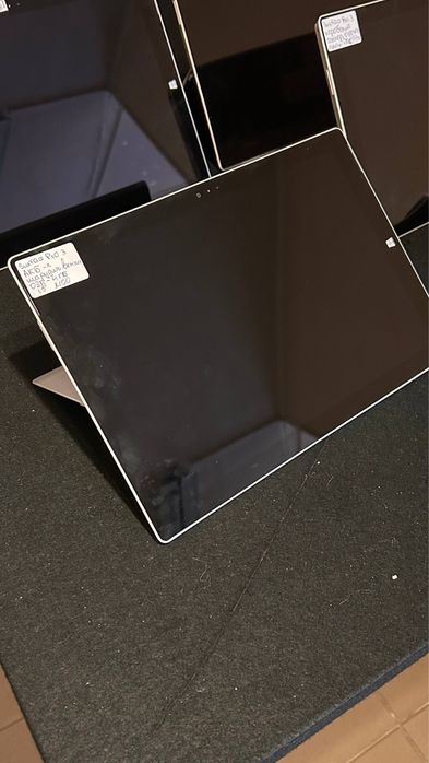 Планшети Microsoft Surface pro 3 з цілим екраном