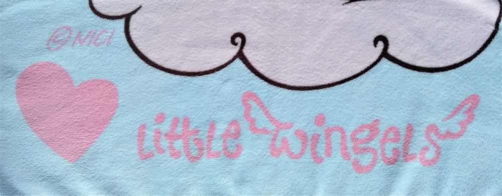 Kocyk plusz dwustronny Aniołki Little Wingels marki NICI 95x 135 cm