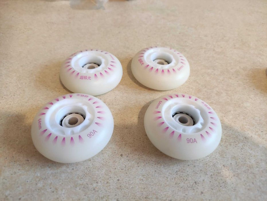 4 x Kółko świecące LED do rolki, 64mm 90A w kolorze róż/fiolet