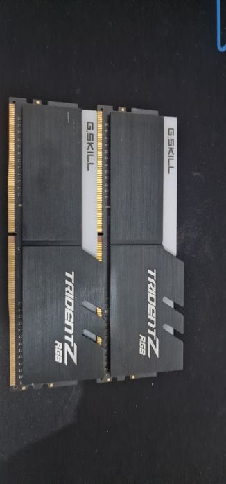 Memória RAM DDR4 G.SKILL F4-3200C16D-16GTZR (2 x 8 GB - 3200 MHz - CL