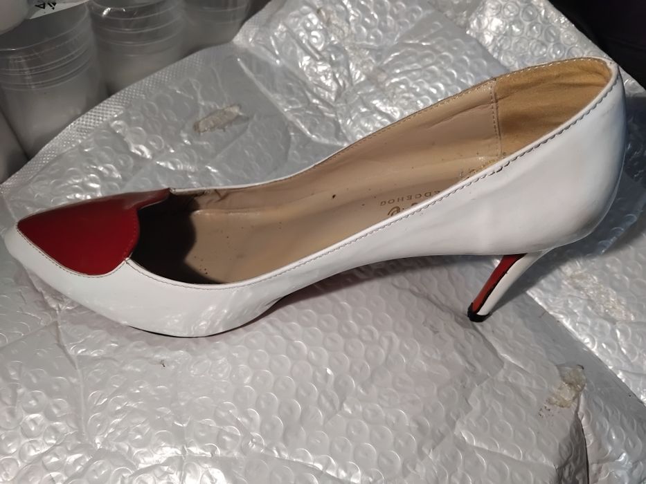 Buty z serduszkiem białe 40