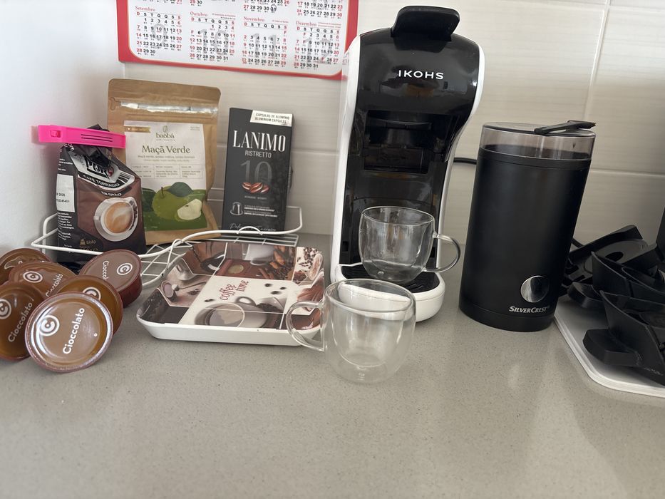 Cantinho do café completo com Cafeteira, maquina de moer grão e tudo