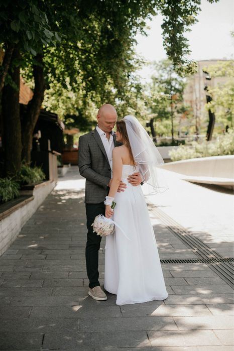 Весільна сукня біла з відкритими плечима - ніжна та зручна