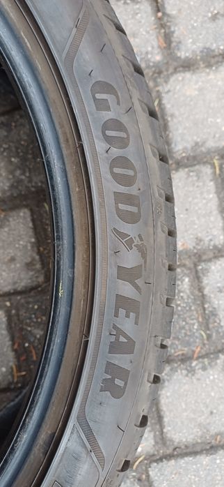 235/40R20 96Y GOODYEAR , dwie opony wielosezonowe.