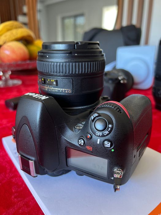 Câmara Nikon profissional + lente 50mm.