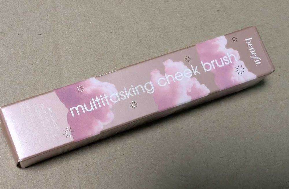 Benefit Multitasking Chek Brush Мультифункциональная кисть для макияжа
