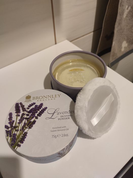 Bronnley lawendowy puder do ciała