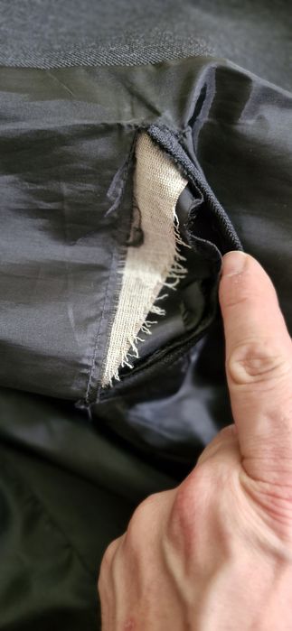 Garnitur trzyczesciowy ciemnoszary w delikatny prążęk