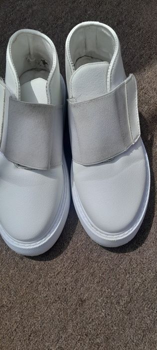 Продам жіночі  кросівки