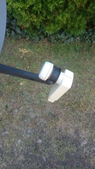 Antena satelitarną z uchwytem