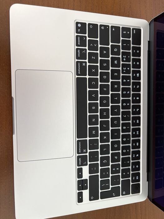 MacBook Air M4 13,6” + Apple Magic Mouse — 16GB / 512GB — COMO NOVO (Garantia 2 anos worten)
