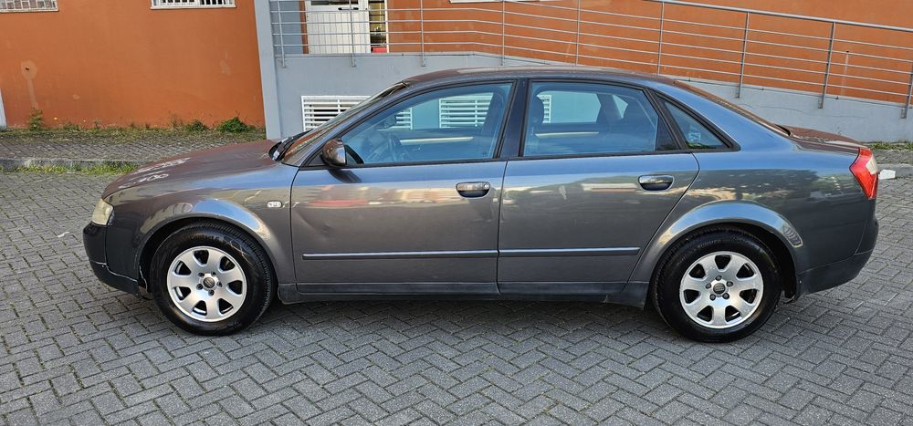 Audi A4 1.6 gasolina impecável 02
