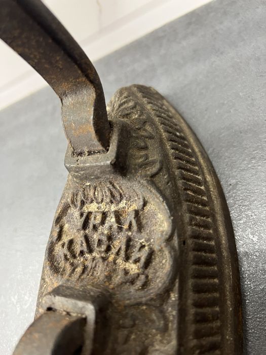 Старовинна чавунна праска «Урал Касли» — антикваріат, клеймо