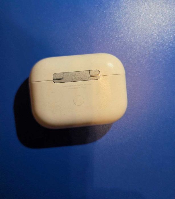 Apple AirPods Pro A2084 — навушники справні, кейс несправний