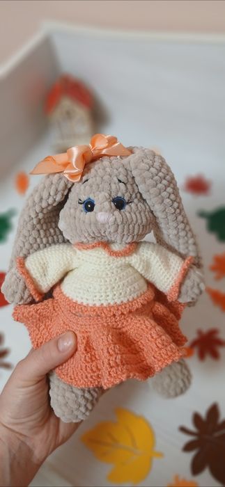 Іграшка зайчик ручної роботи з плюшевої пряжі для дітей