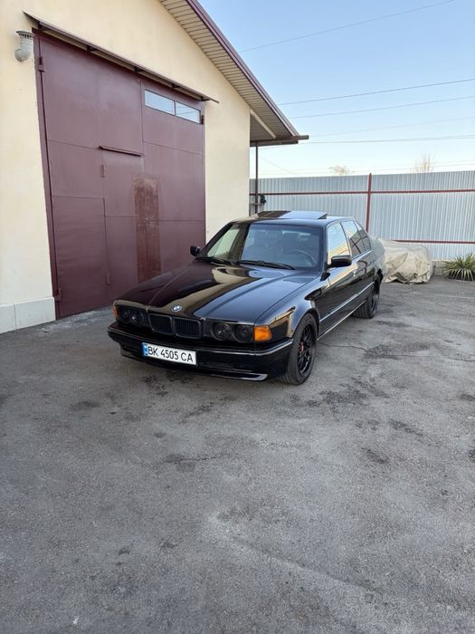 Продам власне авто BMW E32