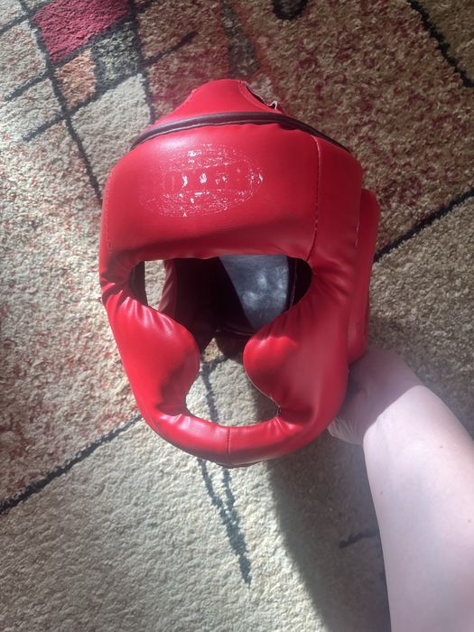 Шлем для занятий боксом.
