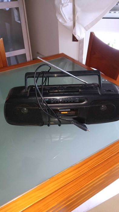 Radio a pilhas e electricidade com leitor cassete