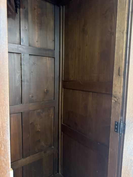 Mobilia de quarto em madeira de castanho