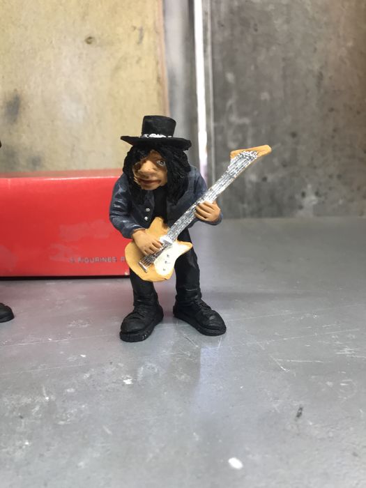 Caixa com bonecos de loiça do rock dos guns and roses