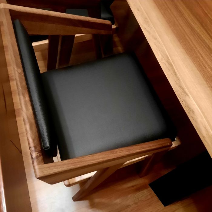 Продається стіл з стільцами  з горіха