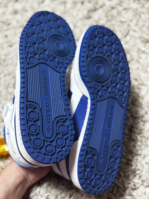 Баскетбольні кросівки Adidas Forum Mid білого кольору з синіми деталями
