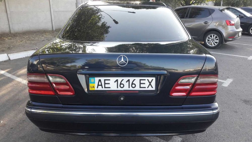 автомобіль Mercedes-Benz E240