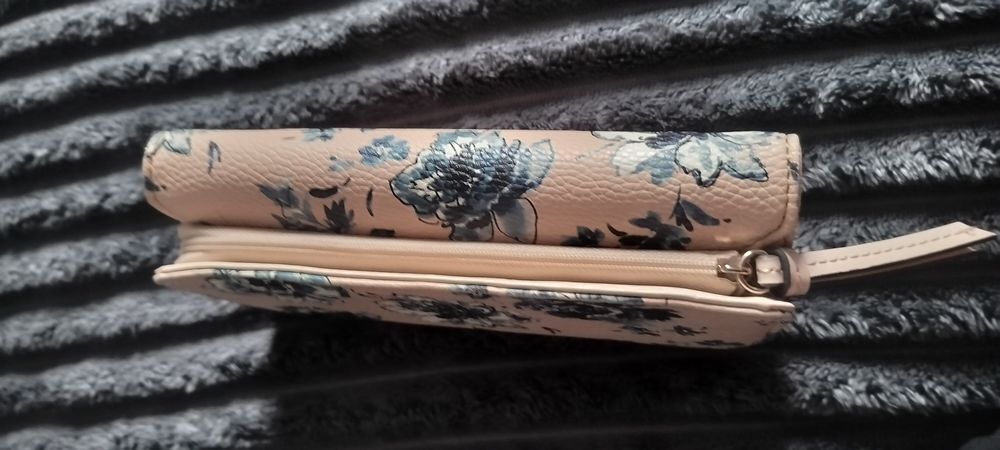 Гаманець бренду Fiorelli з квітковим принтом.