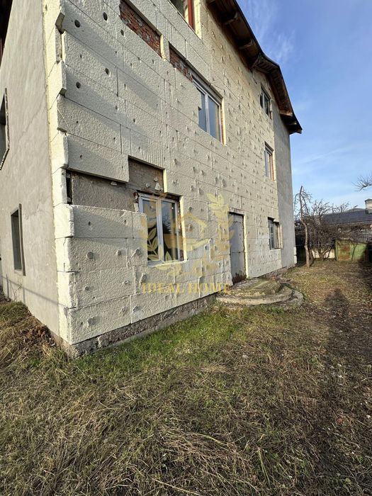 Продається дім біля метро Славутич на березі оз. Мартишів