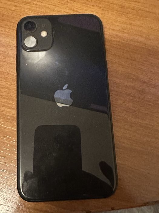 iPhone 11 encontra-se em bom estado mas tem o visor está lado