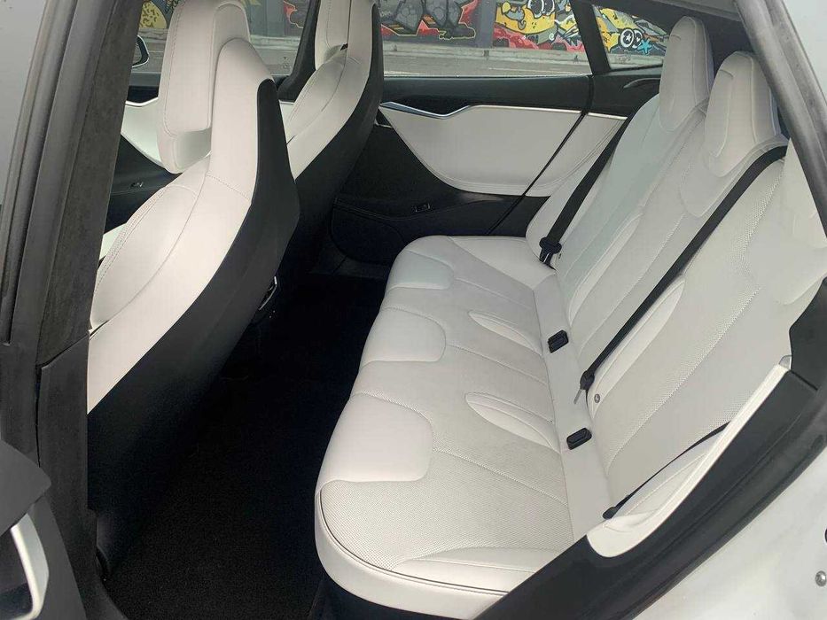 Оренда Tesla S під таксі Premium Uber Black