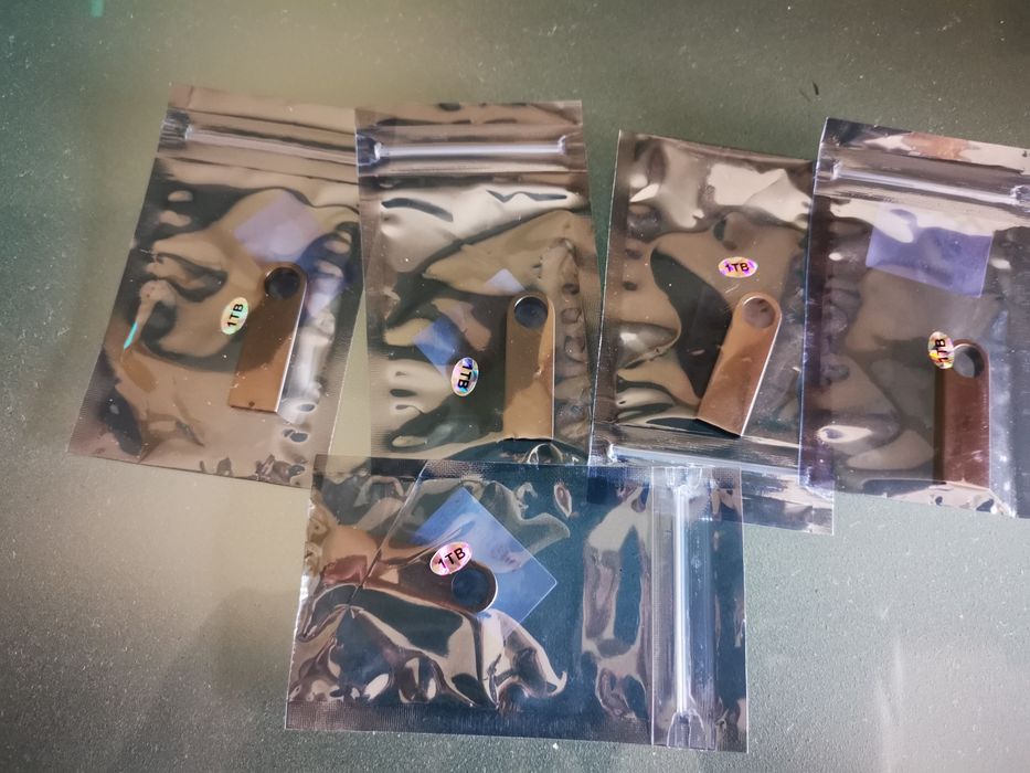 Pen com 1 tb nova com portes incluídos