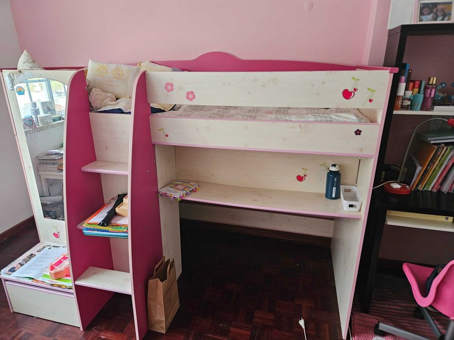 Cama elevada para criança com colchão como novo.