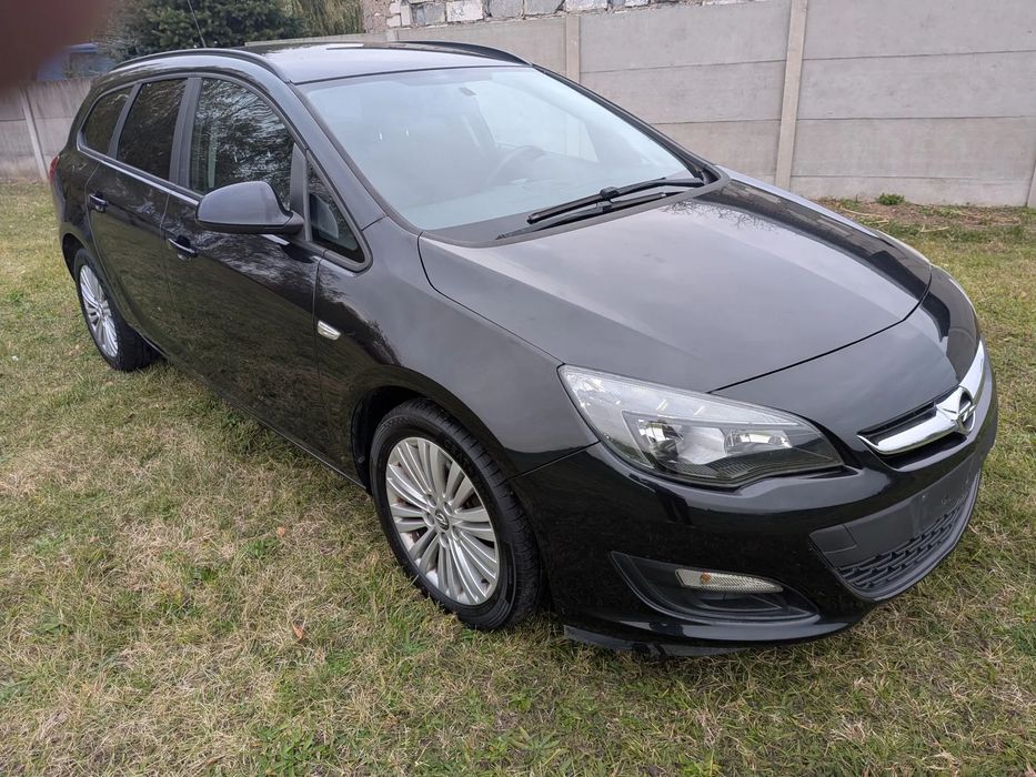 Opel Astra 2013 Lifting . Bardzo mały przebieg  zadbana