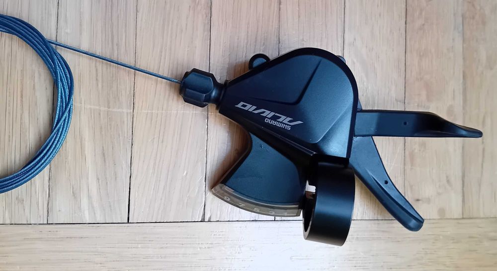 Manetka,dźwignia przerzutki Shimano Alivio SL-M3100 prawa, 9-biegowa.
