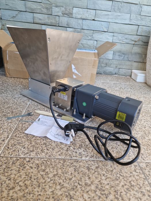 moinho de cereais elétrico de 220V, ideal para triturar malte para cerveja artesanal.Inclui um funil