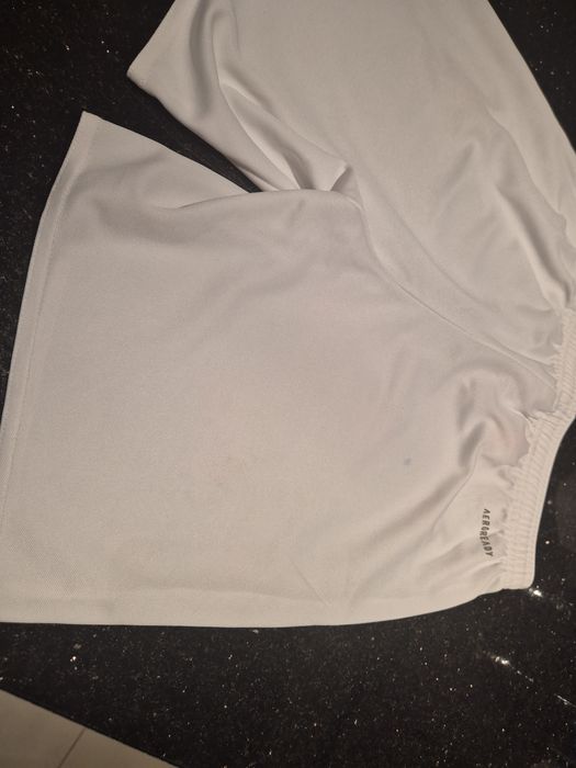 Białe krótkie spodenki Adidas 152 szorty