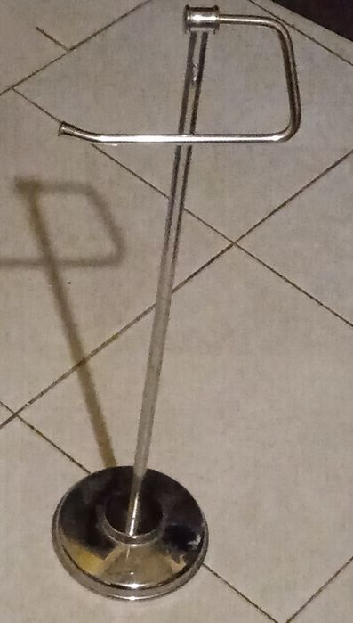 Suporte / dispensador para rolo de papel higiénico de pé todo em Inox
