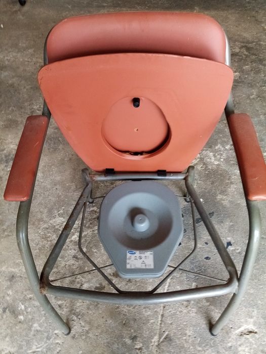 Cadeira com penico incorporado